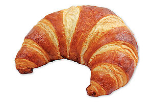 Vorgegartes Laugen Buttercroissant mit einer goldgelben Kruste und einem weichen Krume.