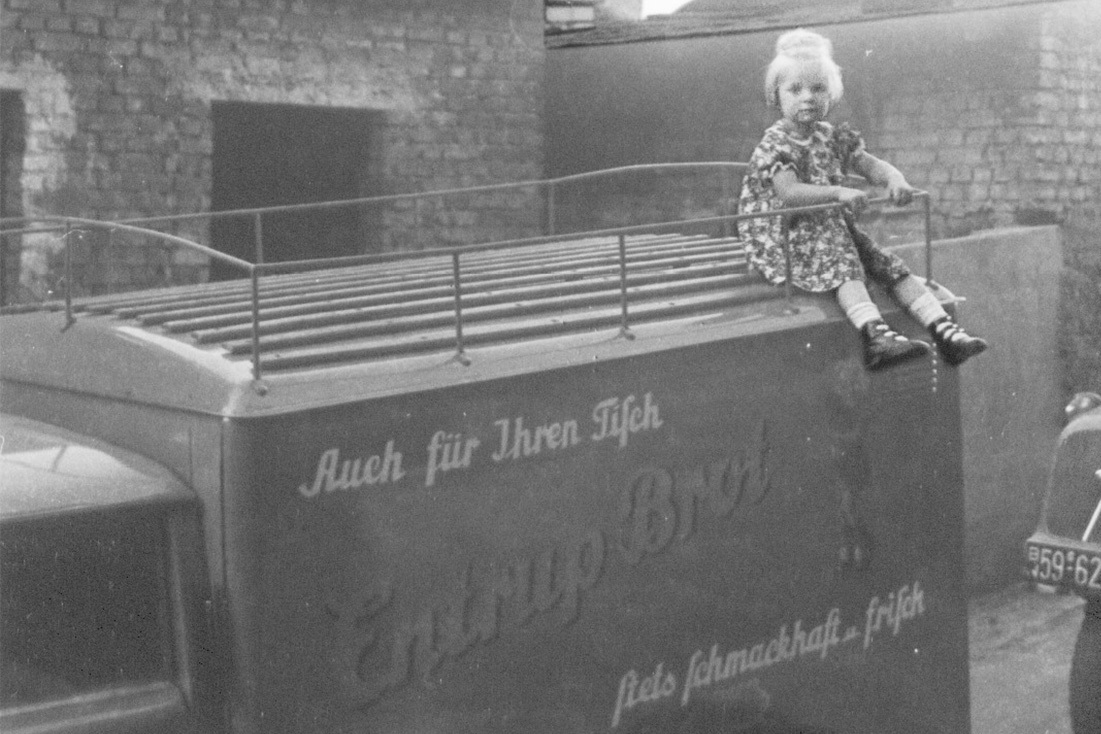 Droris Entrup als Kind auf einem Auslieferungsfahrzeug des elterlichen Brotbetriebes Schon als Kind hoch hinauf! Doris Entrup auf einem Auslieferungsfahrzeug des elterlichen Brotbetriebes um 1950.